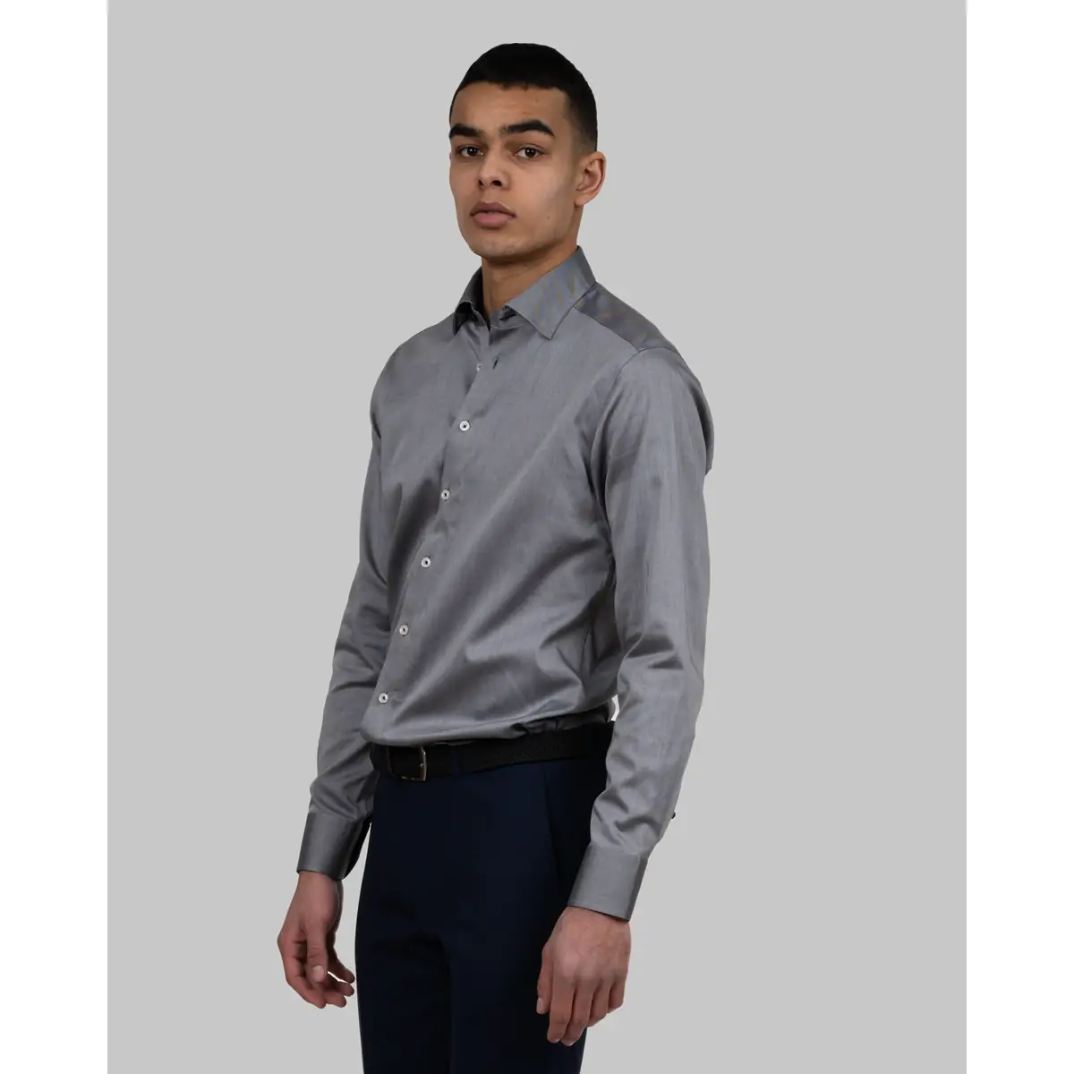 Camisa hombre J. HARVEST & FROST RB122 TWILL SLIM 2912202 33 Camisa hombre J. HARVEST & FROST RB122 TWILL SLIM 2912202, Gris, con modelo, vista frontal de tres cuartos