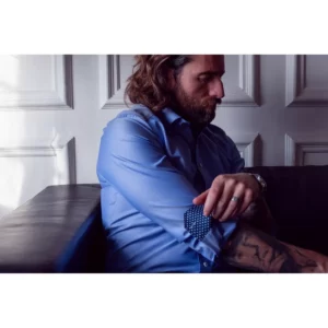 Camisa hombre J. HARVEST & FROST RB122 TWILL SLIM 2912202, con modelo, vista lateral sentado