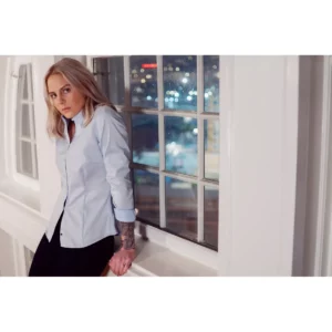 Camisa mujer J. HARVEST & FROST RB122 TWILL WOMAN 2912203, con modelo, vista frontal de tres cuartos