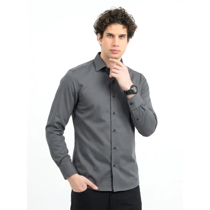 Camisa J. HARVEST & FROST RB123 ROYAL TWILL REGULAR 2912301 1 Camisa J. HARVEST & FROST RB123 ROYAL TWILL REGULAR 2912301, Gris oscuro, vista frontal con modelo