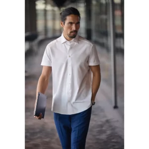 Camisa hombre J. HARVEST & FROST IB132 S/S REGULAR 2913211 / Camisa hombre J. HARVEST & FROST IB132 S/S SLIM 2913222, con modelo en exterior