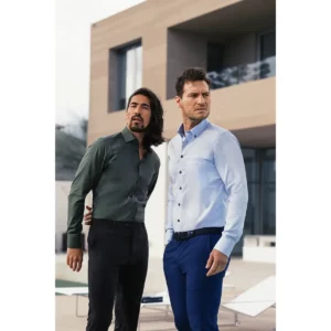 Camisa J. HARVEST & FROST RB121 OXFORD REGULAR 2912101 / Camisa J. HARVEST & FROST PB142 OXFORD REGULAR 2914201, con modelos en exterior
