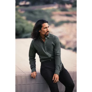 Camisa J. HARVEST & FROST PB142 OXFORD, con modelo sentado en exterior