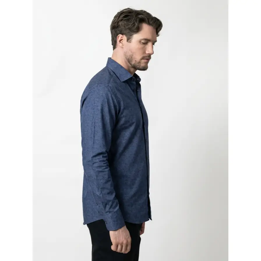 Camisa hombre J. HARVEST & FROST PB143 TWILL REGULAR 2914301 1 Camisa hombre J. HARVEST & FROST PB143 TWILL REGULAR 2914301, Indigo paisley, vista lateral con modelo