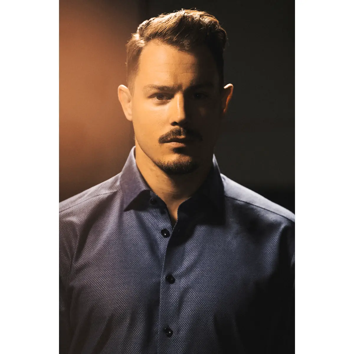 Camisa hombre J. HARVEST & FROST PB144 JACQUARD SLIM 2914402 1 Camisa hombre J. HARVEST & FROST PB144 JACQUARD SLIM 2914402, detalle frontal con modelo