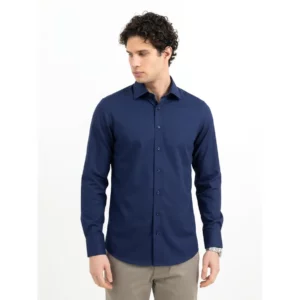 Camisa hombre J. HARVEST & FROST YB150 TWILL REGULAR 2915001, Marino, vista frontal con modelo
