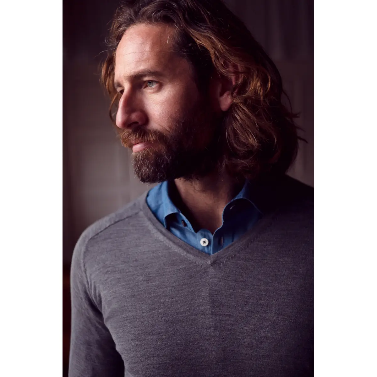 Jersey hombre J. HARVEST & FROST MERINO V 2930101 1 Jersey hombre J. HARVEST & FROST MERINO V 2930101, detalle frontal con modelo