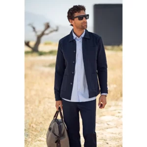 Sobrecamisa unisex J. HARVEST & FROST PATCH POCKET 2962101, Marino, con modelo en exterior