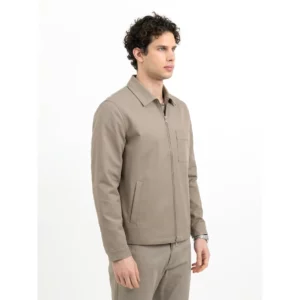 Sobrecamisa hombre J. HARVEST & FROST MODERN ZIP 2962201, Nogal, vista frontal con modelo