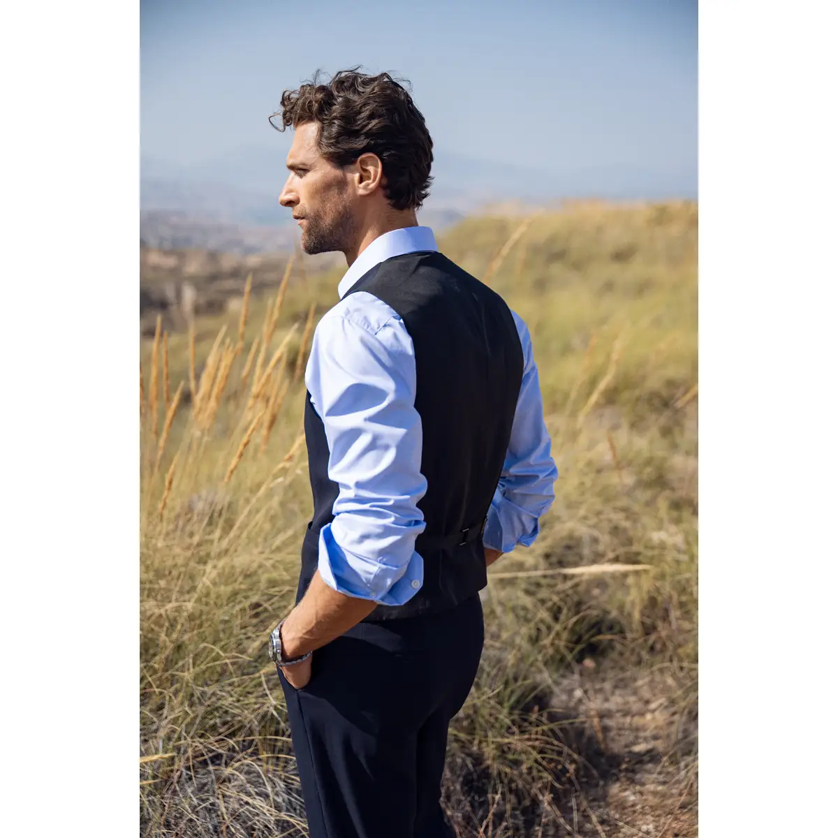 Camisa hombre J. HARVEST & FROST YB50 TWILL SLIM 2905002 51 Camisa hombre J. HARVEST & FROST YB50 TWILL SLIM 2905002, con modelo, vista lateral