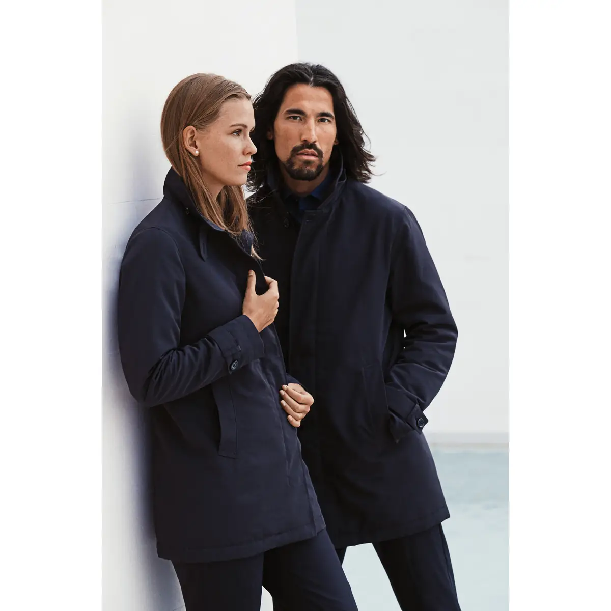 Chaqueta hombre J. HARVEST & FROST THE CAR COAT 2990301 2 Chaqueta hombre J. HARVEST & FROST THE CAR COAT 2990301 / Chaqueta mujer J. HARVEST & FROST THE CAR COAT 2990303, con modelo, vista de conjunto