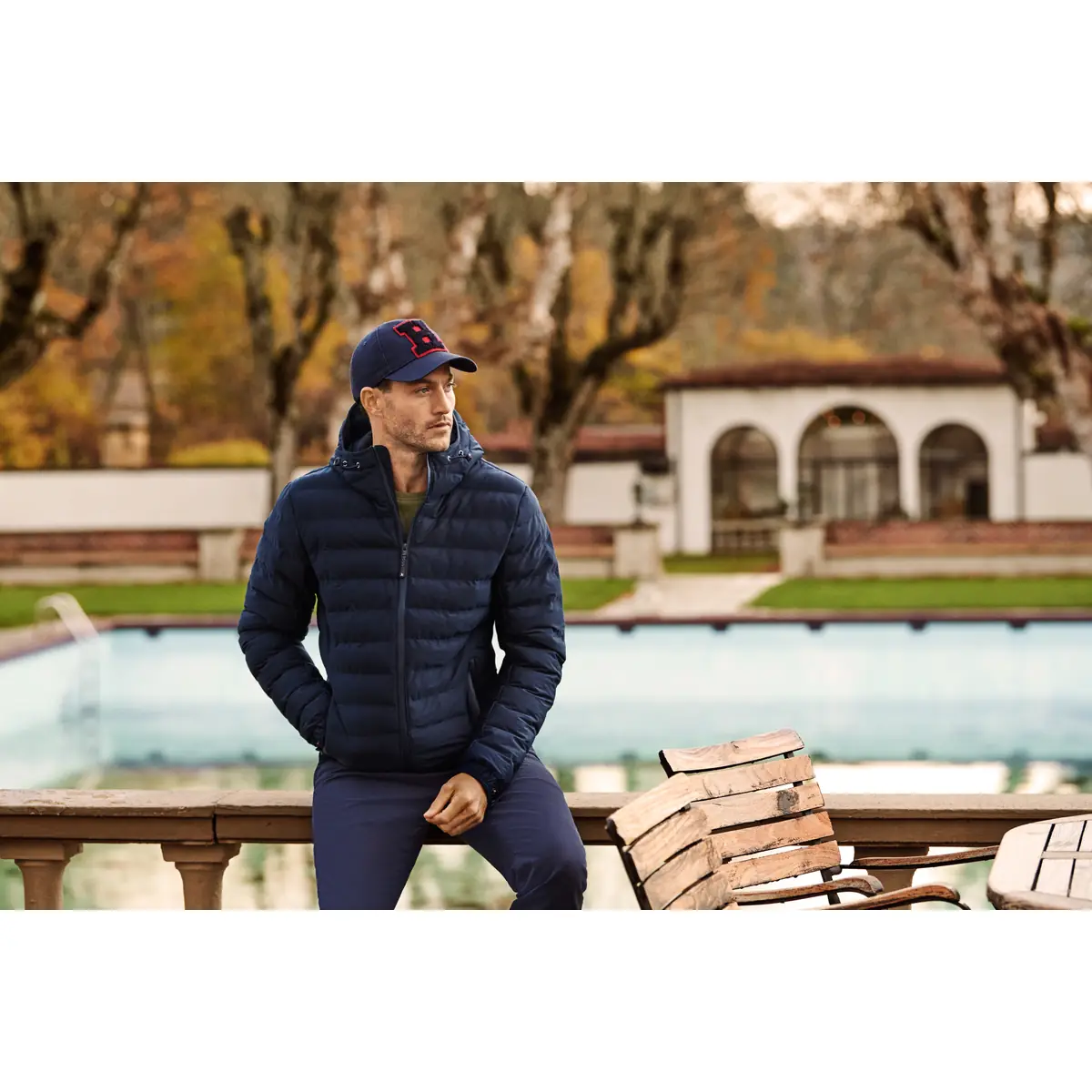 Chaqueta de hombre JAMES HARVEST WOODLAKE HEIGHTS 2111037 17 Chaqueta de hombre James Harvest Woodlake Heights 2111037, Marino, con modelo en exterior