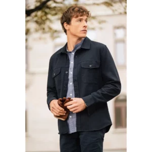 Sobrecamisa Highwoods 2111040 y camisa Townsend 2113041 James Harvest, con modelo en exterior