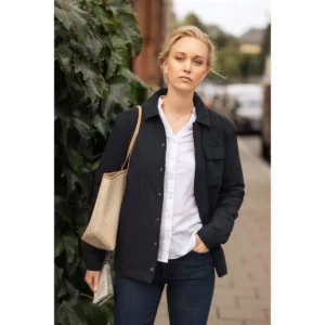 Camisa de mujer James Harvest Townsend Woman 2123032, con modelo bajo chaqueta en exterior
