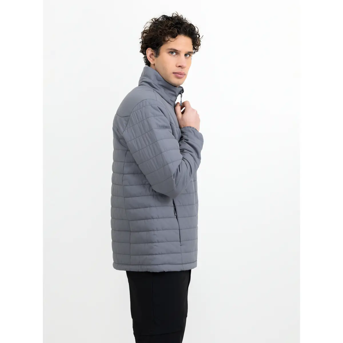 Chaqueta hombre JAMES HARVEST ARCHES 2111048 24 Chaqueta acolchada de hombre James Harvest Arches 2111048, Gris acero, con modelo, lateral derecho