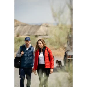 Chaleco James Harvest Meadows Vest 2111051 y chaqueta Meadows Woman 2121052, con modelos en exterior