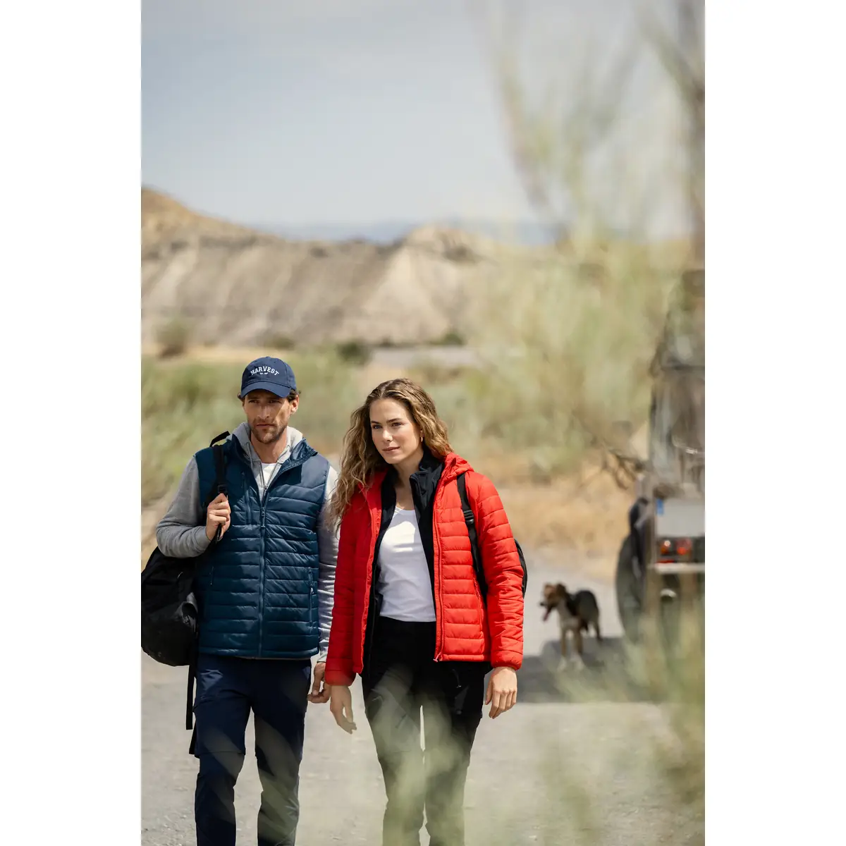 Chaqueta mujer JAMES HARVEST MEADOWS WOMAN 2121052 27 Chaleco James Harvest Meadows Vest 2111051 y chaqueta Meadows Woman 2121052, con modelos en exterior