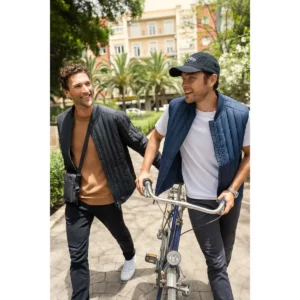 Chaqueta Scarsdale 2111053, chaleco 2111052 y jersey 2112517 de James Harvest, con modelos en exterior
