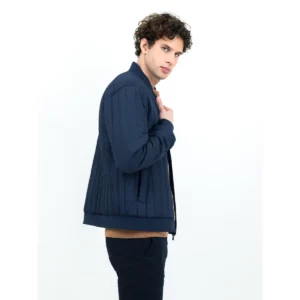 Chaqueta acolchada James Harvest Scarsdale Jacket 2111053, Marino, con modelo, lateral derecho