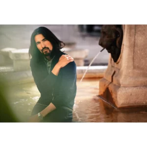 Cárdigan de hombre James Harvest Ashland Cardigan 2112514, con modelo sentado en exterior
