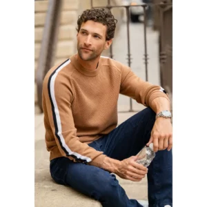 James Harvest: jersey Scarsdale Sweater 2112517 Hazel y vaquero Atlantis 2116007, con modelo sentado en exterior