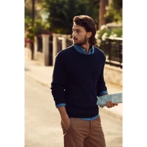 Camisa hombre JAMES HARVEST JUPITER 2113035, con modelo en exterior