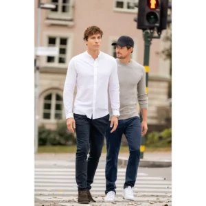 James Harvest: camisa Townsend 2113041 y pantalones Officer 2116004 y Atlantis 2116007, con modelos en exterior