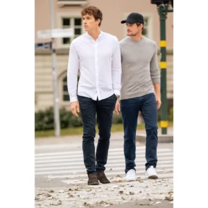 James Harvest: camisa Townsend 2113041 y pantalones Officer 2116004 y Atlantis 2116007, con modelos en exterior, segunda vista