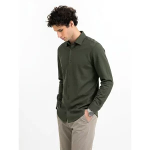 Camisa de hombre James Harvest Hicksville Shirt 2113043, Pine green, con modelo, vista frontal