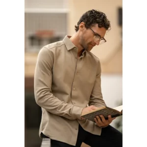 Camisa de hombre James Harvest Hicksville Shirt 2113043, Khaki, con modelo leyendo en exterior