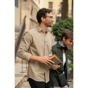 Sobrecamisa Hicksville Overshirt 2113044 Khaki y camisa Hicksville Shirt 2113043 James Harvest, con modelos en exterior