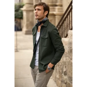 Sobrecamisa James Harvest Hicksville Overshirt 2113044, Pine green, con modelo en exterior