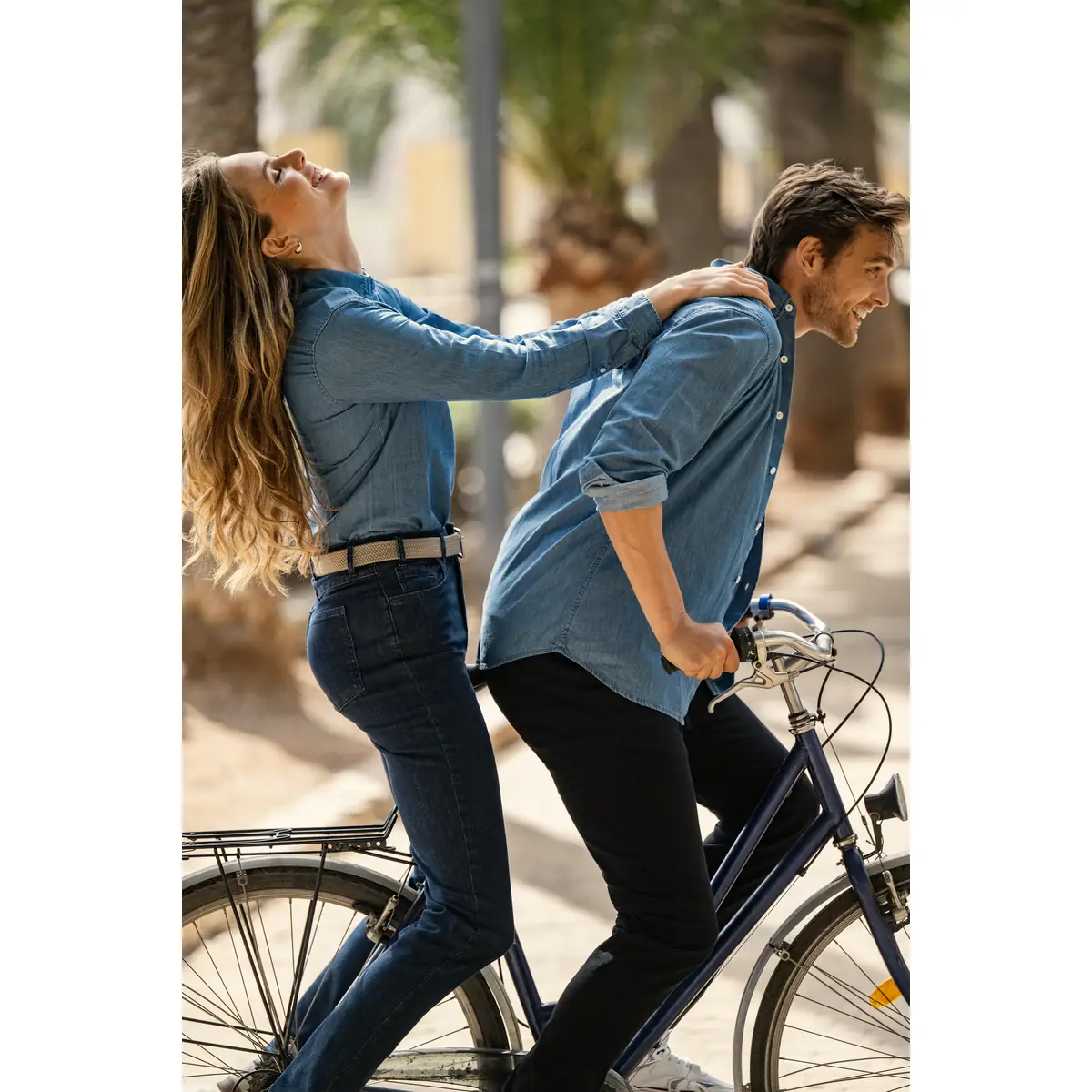 Camisa JAMES HARVEST SAYVILLE SHIRT 2113046 2 James Harvest: camisas Sayville Shirt 2113046 y Sayville Shirt W 2123036 y vaqueros Atlantis 2116007 y Atlantis Woman 2126009, con modelos en exterior