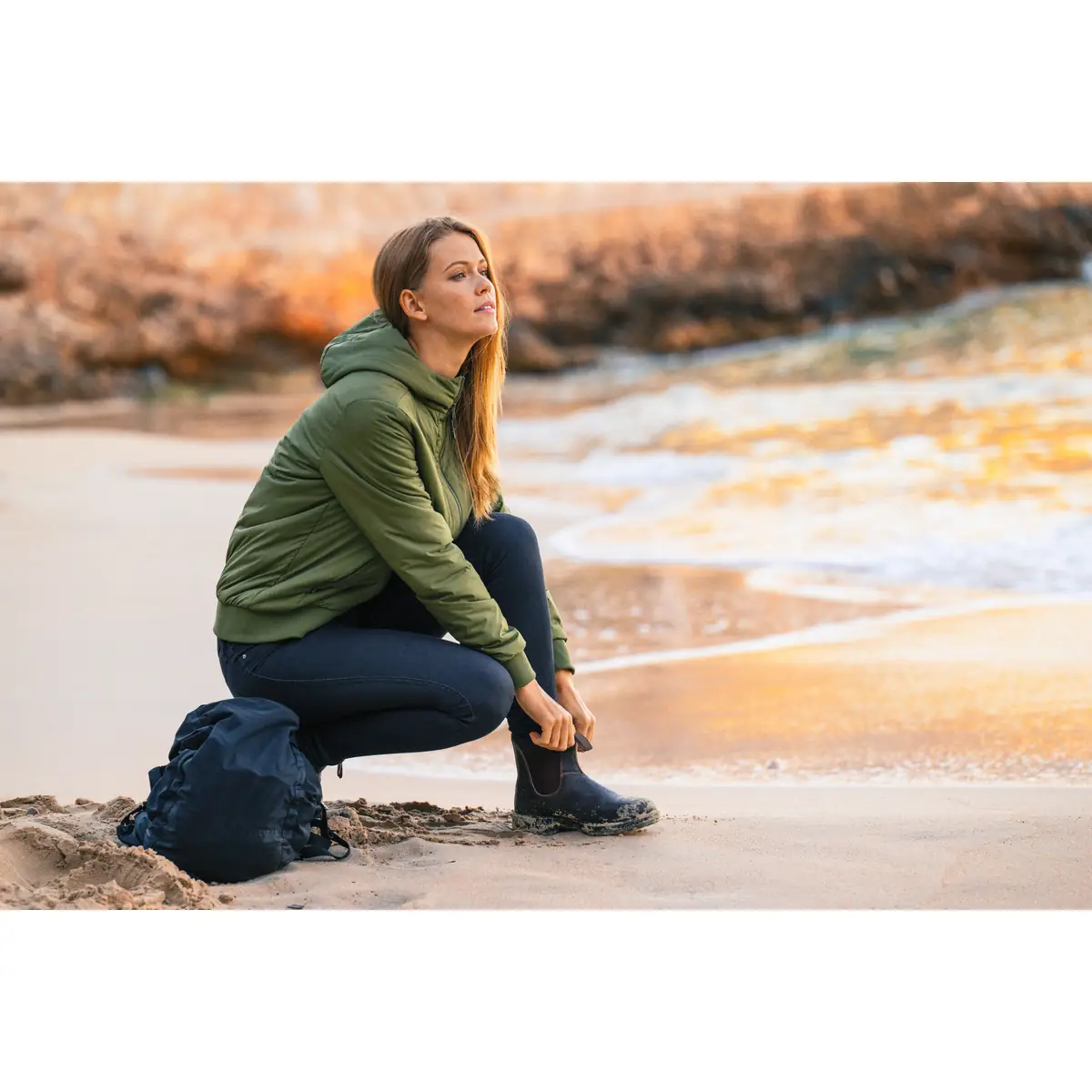 Chaqueta de mujer JAMES HARVEST FRANKLIN JACKET W 2121043 1 Chaqueta de mujer James Harvest Franklin Jacket W 2121043, con modelo en exterior, sentada