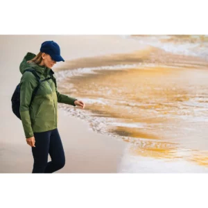 Chaqueta mujer JAMES HARVEST NORTHVILLE WOMAN 2121044, con modelo en la playa