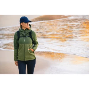 Chaqueta mujer JAMES HARVEST NORTHVILLE WOMAN 2121044, con modelo en la playa