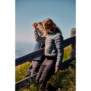 Chaqueta acolchada de mujer James Harvest Arches Woman 2121050, con modelo en exterior