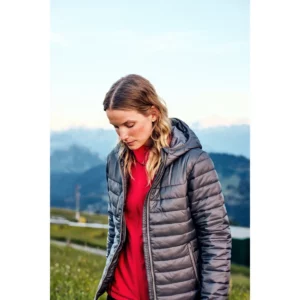 Chaqueta acolchada de mujer James Harvest Meadows Woman 2121052, con modelo en exterior