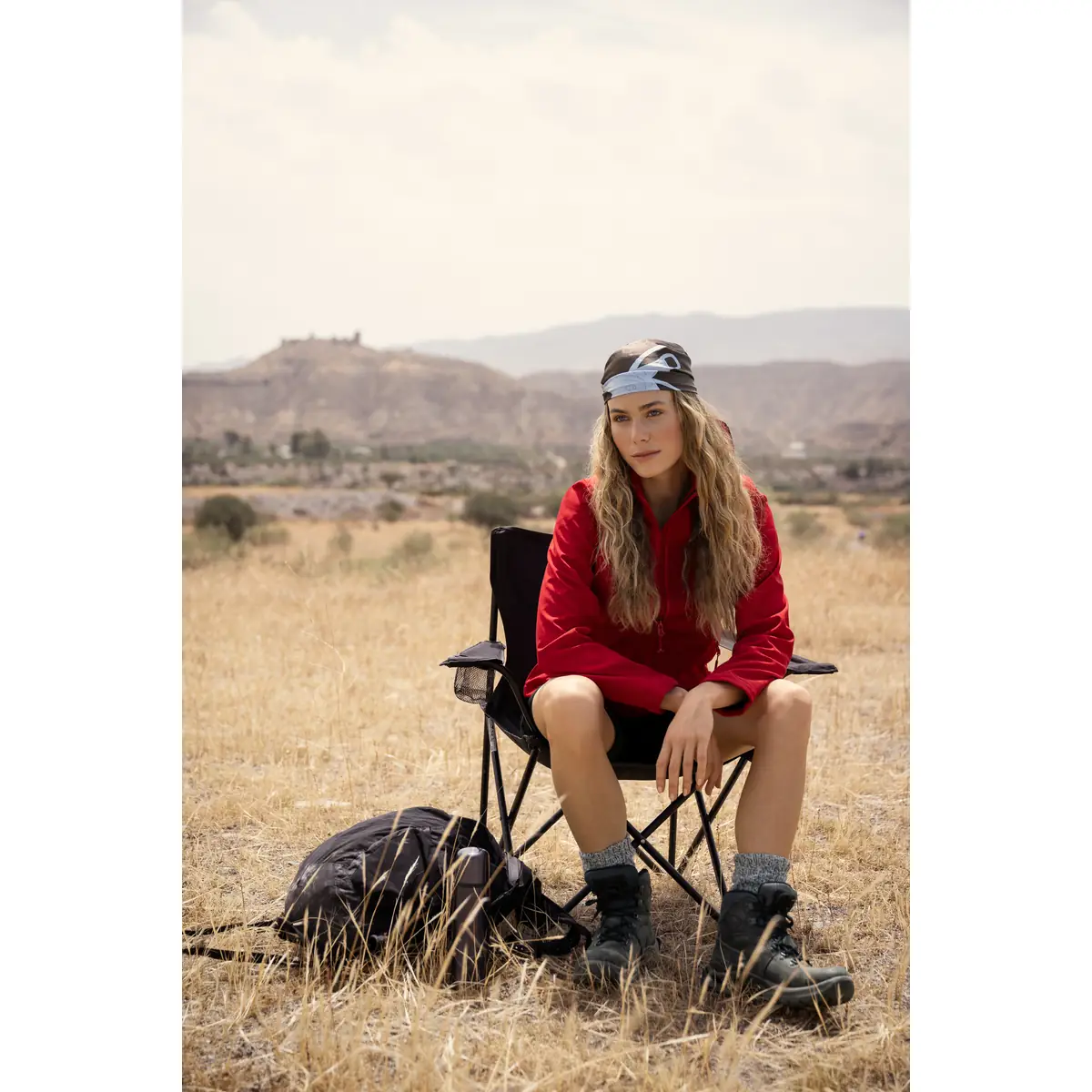 Chaqueta softshell mujer JAMES HARVEST VALLEY 2121054 25 Chaqueta de mujer James Harvest Valley Woman 2121054, con modelo en exterior