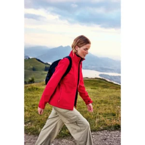 Chaqueta softshell de mujer James Harvest Mammoth Woman 2121056, Rojo, con modelo en exterior