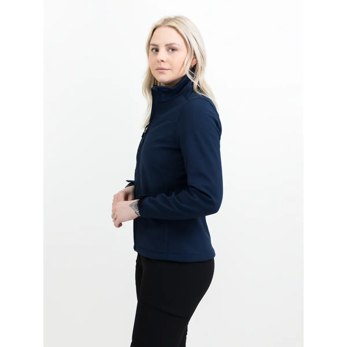 Chaqueta softshell mujer JAMES HARVEST MAMMOTH WOMAN 2121056 2 Chaqueta softshell de mujer James Harvest Mammoth Woman 2121056, Marino, con modelo, lateral izquierdo