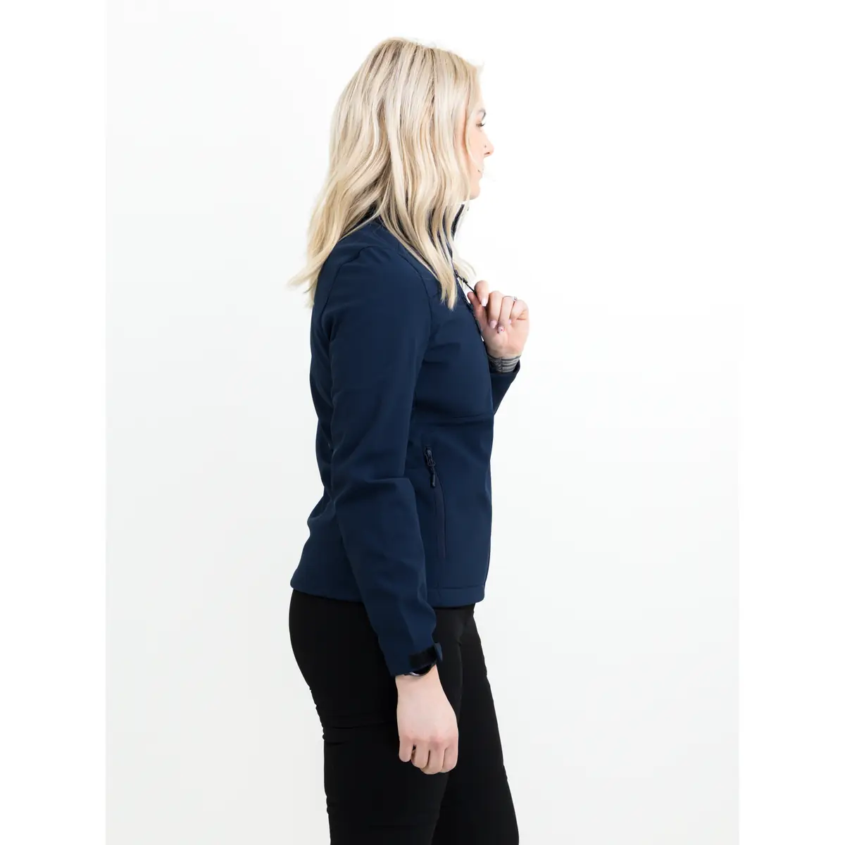 Chaqueta softshell mujer JAMES HARVEST MAMMOTH WOMAN 2121056 24 Chaqueta softshell de mujer James Harvest Mammoth Woman 2121056, Marino, con modelo, lateral derecho