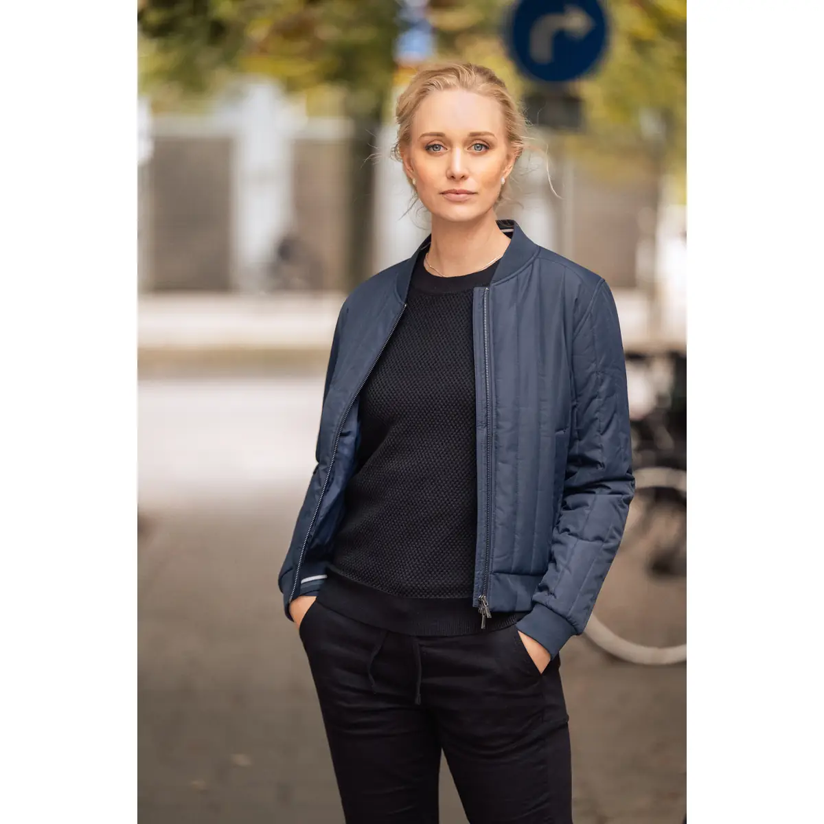 Chaqueta mujer JAMES HARVEST SCARSDALE JACKET 2121059 1 Chaqueta acolchada James Harvest Scarsdale Jacket Women 2121059, Marino, con modelo en exterior