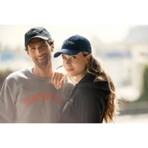 Sudadera de hombre James Harvest Alder Heights 2132024, con modelos en exterior, segunda pose