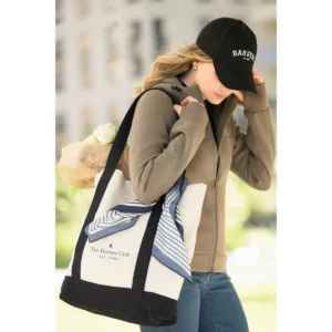 Sudadera de mujer James Harvest Montana Midlayer 2122045, Nogal, con modelo en exterior
