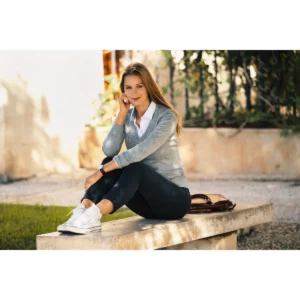 James Harvest: camisa Burlingham Woman 2123028 y jersey Ashland V Woman 2122505, con modelo en exterior