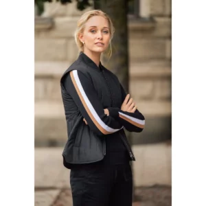 Chaleco Scarsdale Vest Women 2121058 y jersey Scarsdale 2122513 de James Harvest, Negro, con modelo en exterior