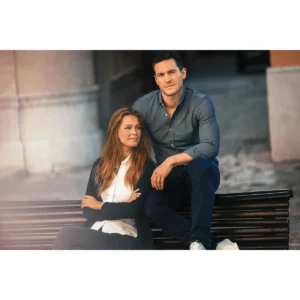 James Harvest: camisas Burlingham 2113038 y 2123028 y cárdigan Ashland Woman 2122511, con modelos sentados, otra vista