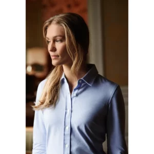 Camisa de mujer James Harvest Burlingham Woman 2123028, con modelo, primer plano