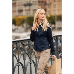 James Harvest: camisa Acton Woman 2123031 y pantalón Freehold Woman 2126008 Khaki, con modelo en exterior